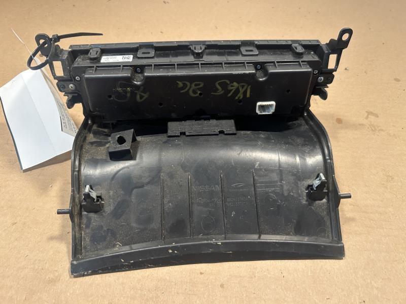 Climate Control Panel from a 2015 Nissan Altima, photo 2