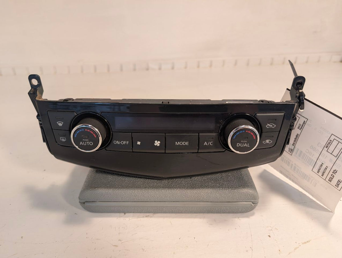 Climate Control Panel from a 2015 Nissan Altima, photo 3