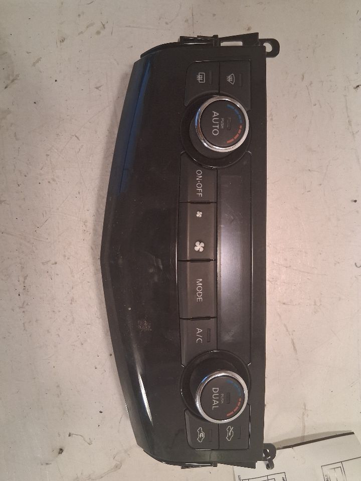 Climate Control Panel from a 2015 Nissan Altima, photo 8