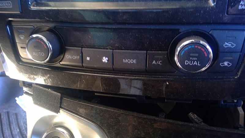 Climate Control Panel from a 2016 Nissan Maxima, photo 1