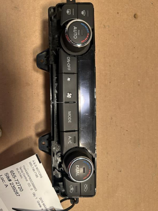 Climate Control Panel from a 2016 Nissan Maxima, photo 2