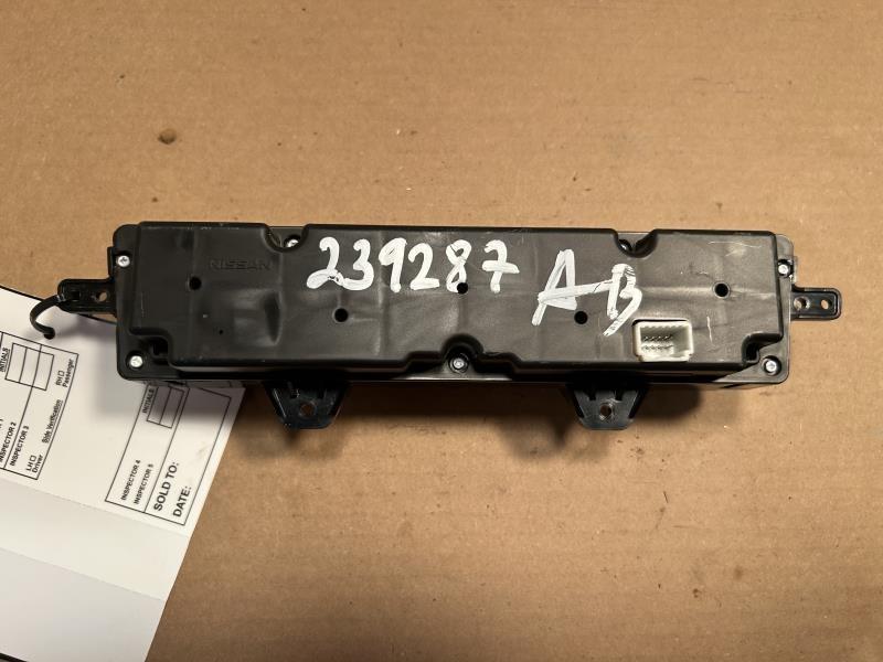 Climate Control Panel from a 2016 Nissan Maxima, photo 3