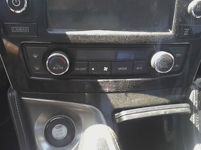 Climate Control Panel from a 2017 Nissan Maxima, photo 1