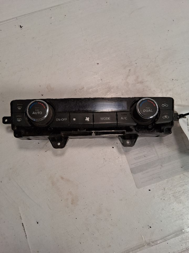 Climate Control Panel from a 2017 Nissan Maxima, photo 2