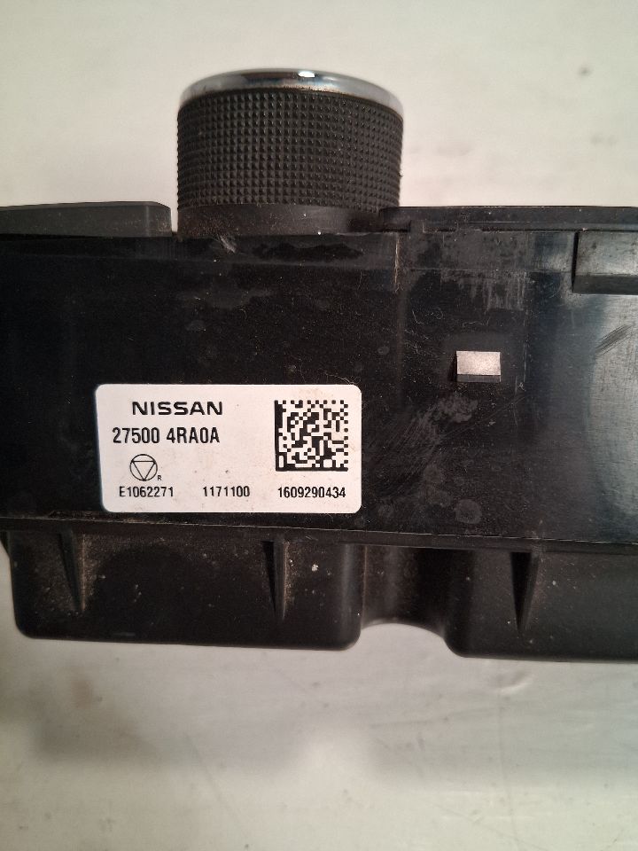 Climate Control Panel from a 2017 Nissan Maxima, photo 3