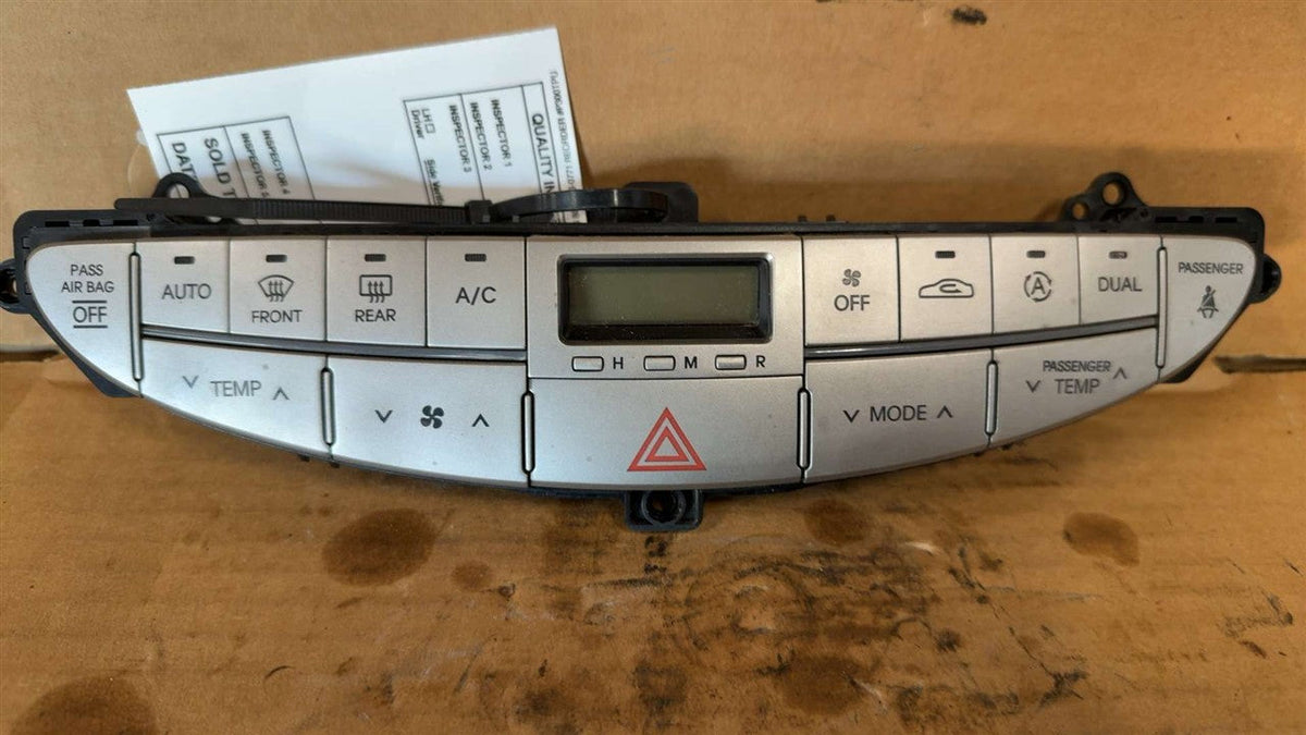 Climate Control Panel from a 2011 Hyundai Genesis, photo 2