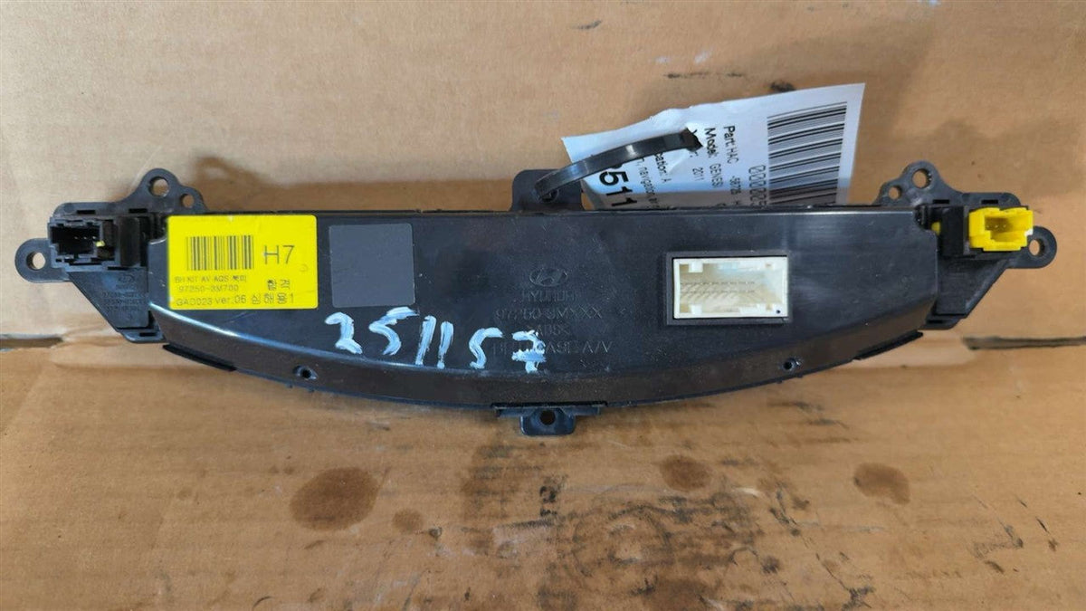 Climate Control Panel from a 2011 Hyundai Genesis, photo 3