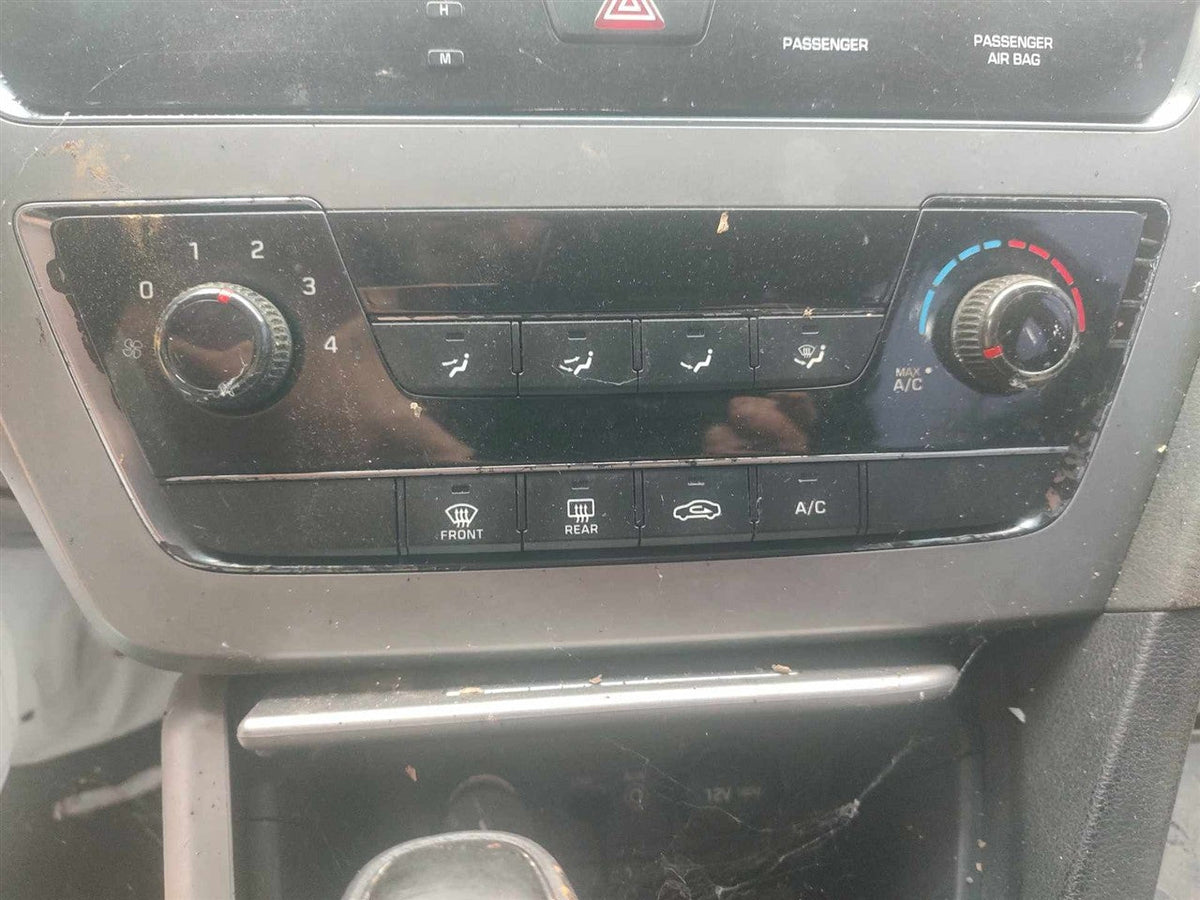 Climate Control Panel from a 2015 Hyundai Sonata, photo 1