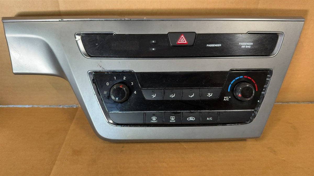 Climate Control Panel from a 2015 Hyundai Sonata, photo 2