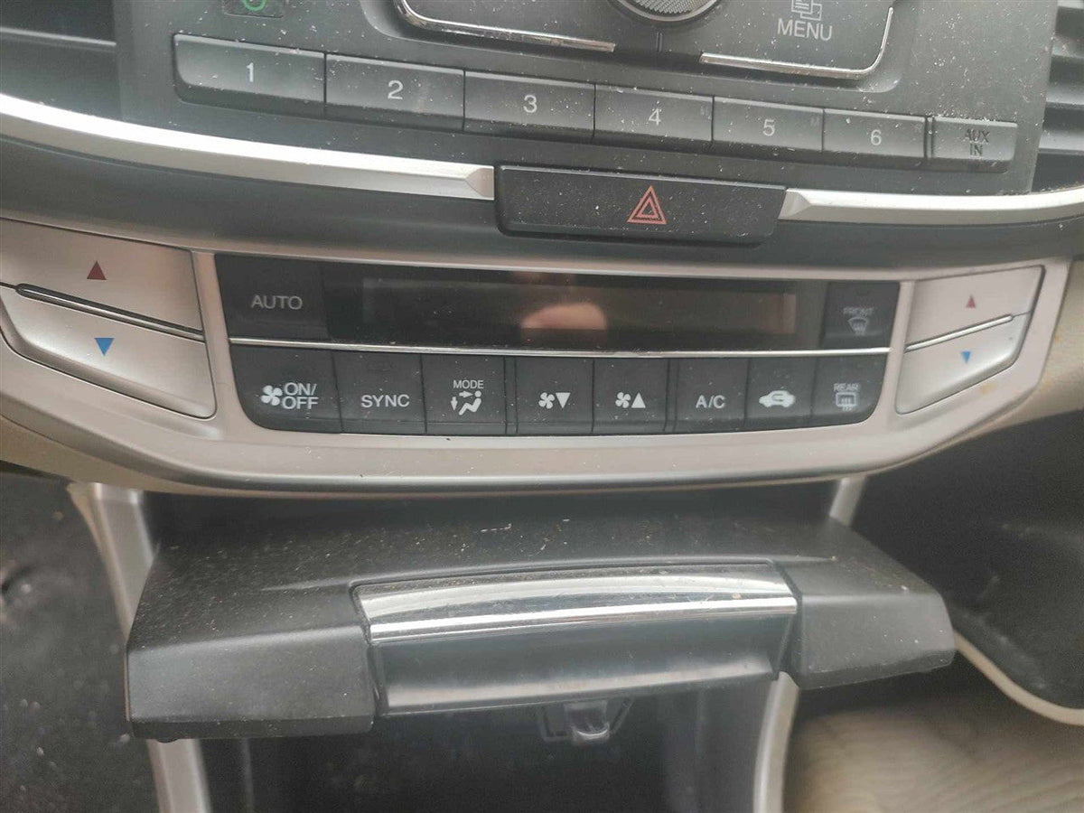Climate Control Panel from a 2014 Honda Accord, photo 1