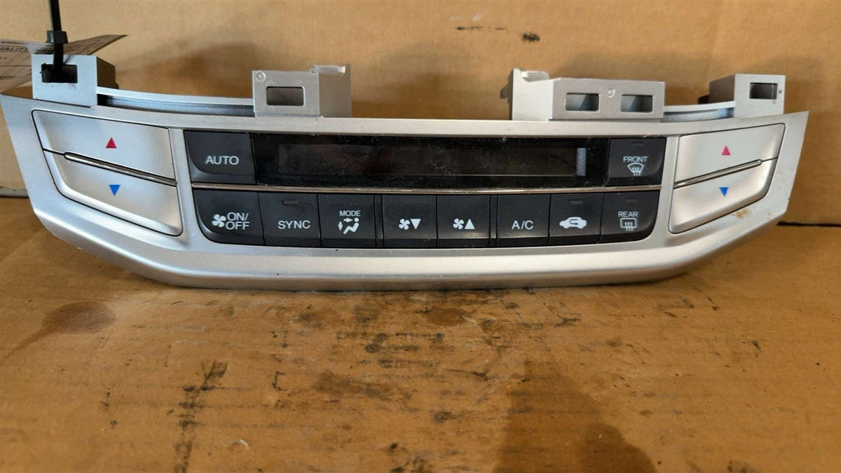 Climate Control Panel from a 2014 Honda Accord, photo 2