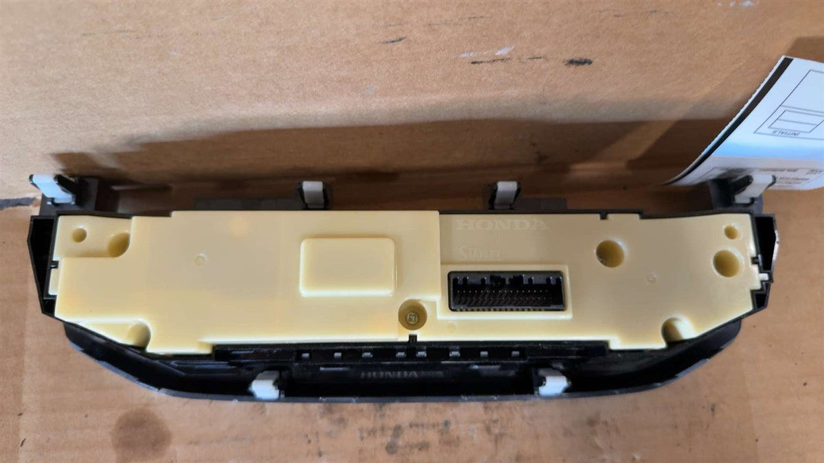 Climate Control Panel from a 2014 Honda Accord, photo 3