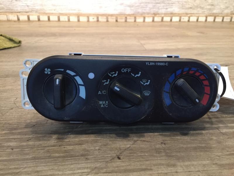 Climate Control Panel from a 2003 Mazda Tribute, photo 1