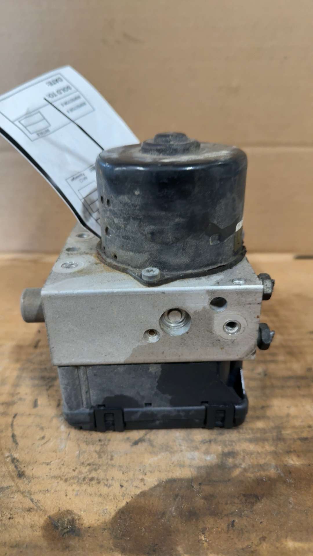 ABS Pump Module from a 2004 Jeep Grand Cherokee, photo 2