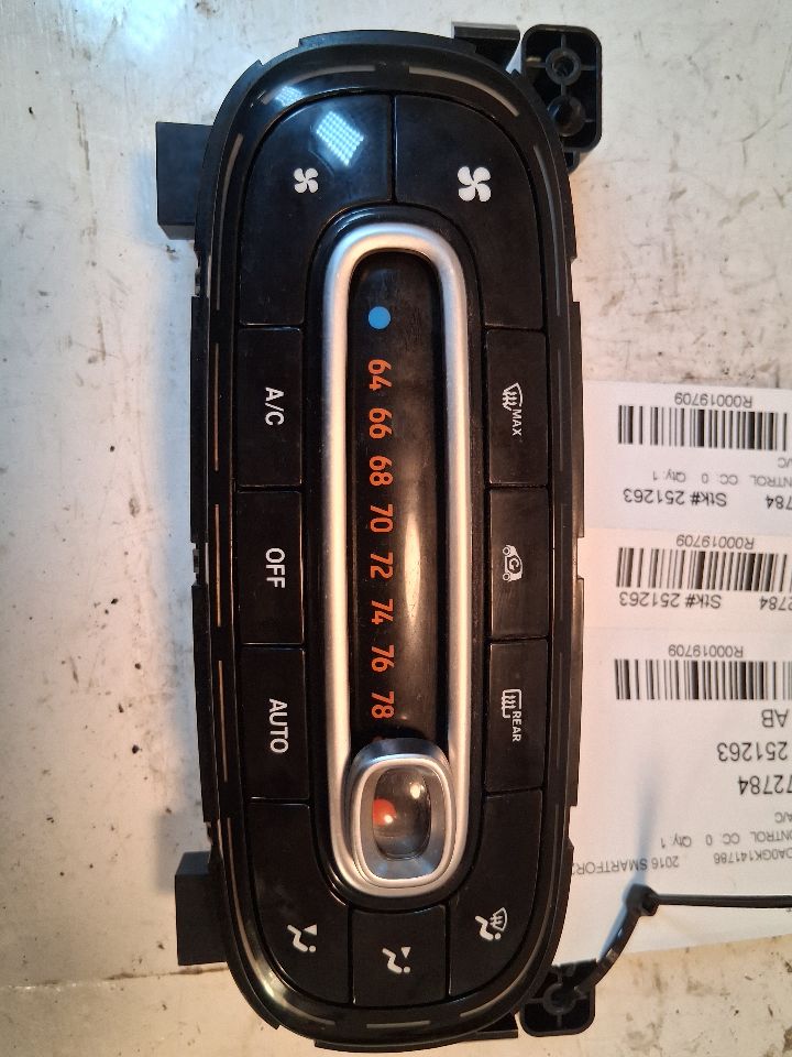 Climate Control Panel from a 2016 Smart, photo 2