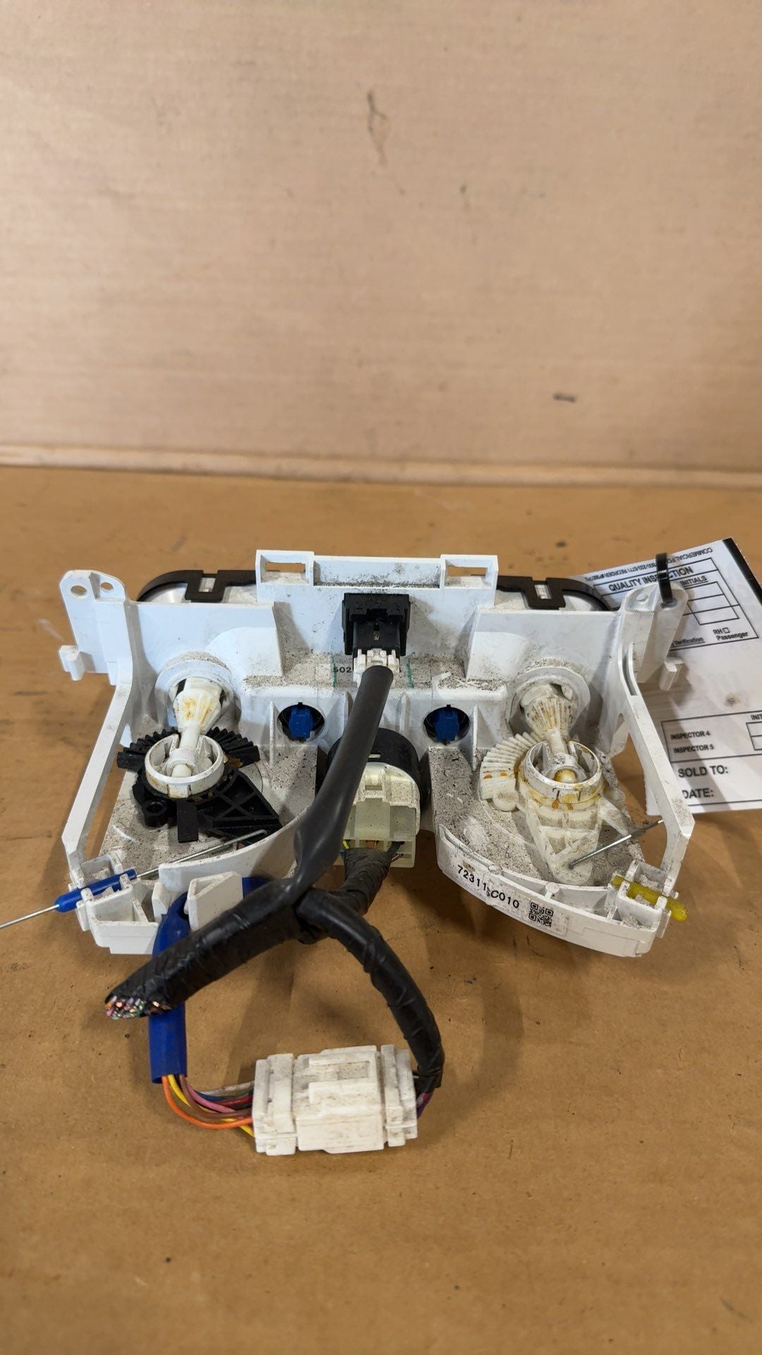 Climate Control Panel from a 2009 Subaru Forester, photo 3