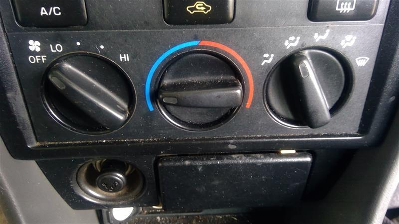 Climate Control Panel from a 2000 Toyota Camry, photo 1
