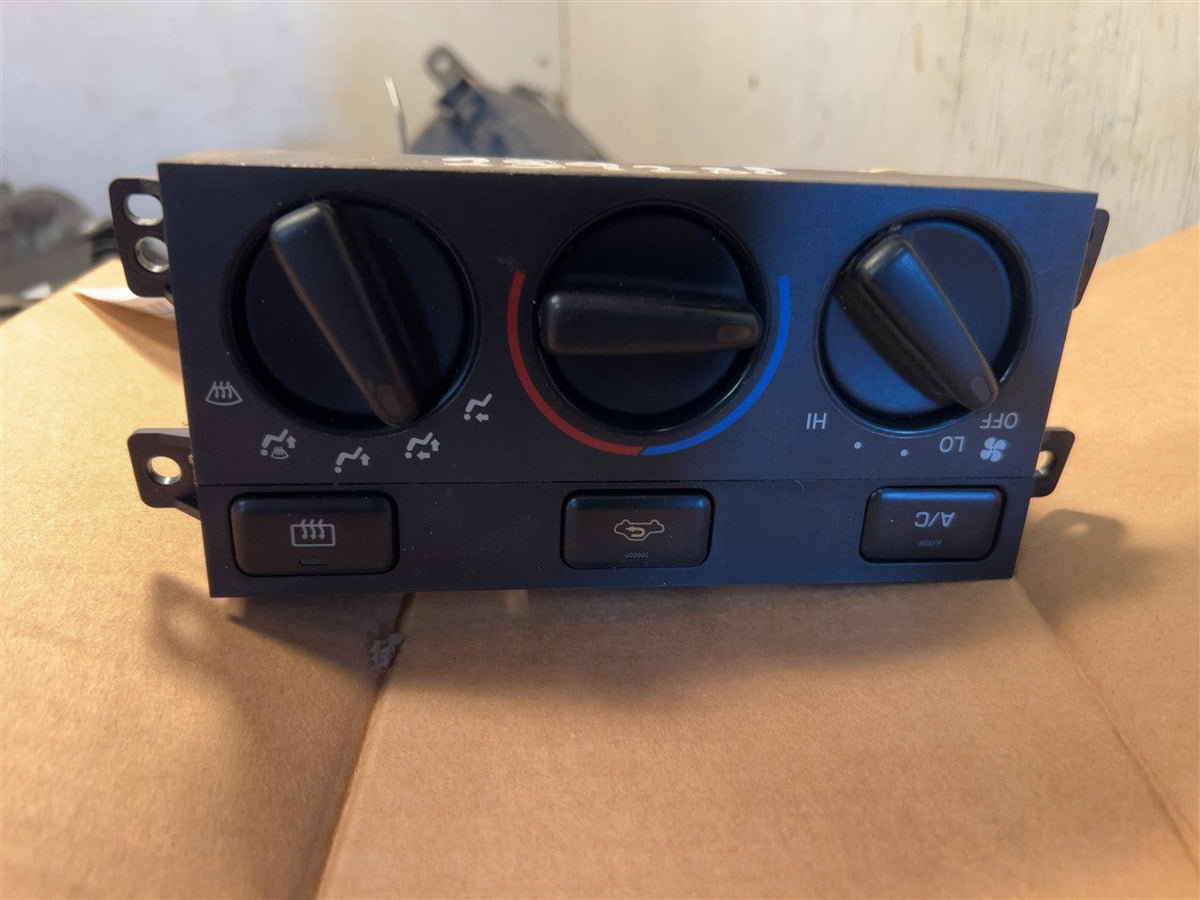 Climate Control Panel from a 2000 Toyota Camry, photo 2