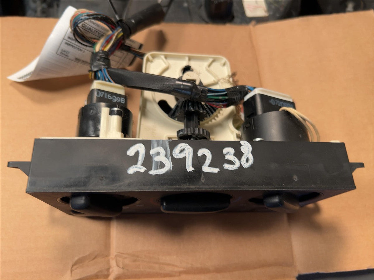 Climate Control Panel from a 2000 Toyota Camry, photo 3