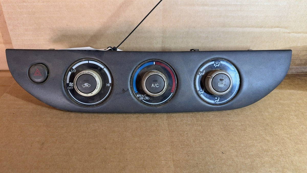 Climate Control Panel from a 2006 Toyota, photo 1