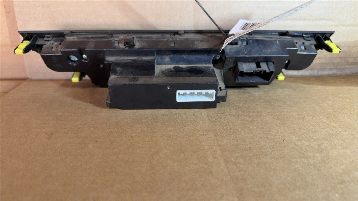Climate Control Panel from a 2006 Toyota, photo 2
