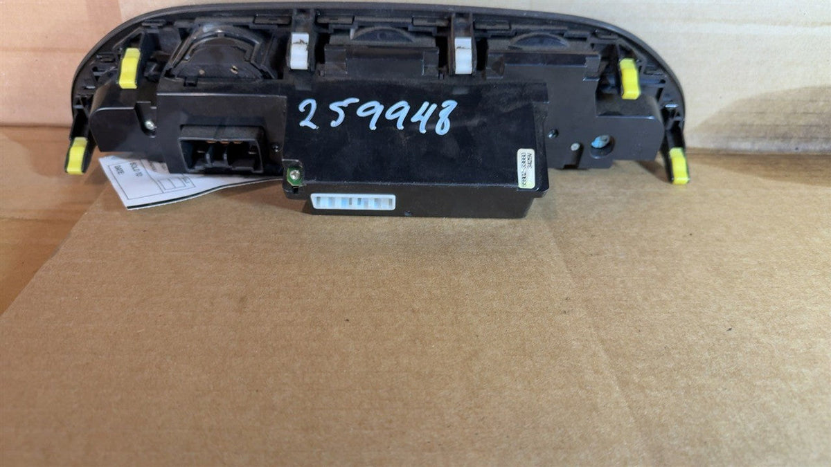 Climate Control Panel from a 2006 Toyota, photo 3