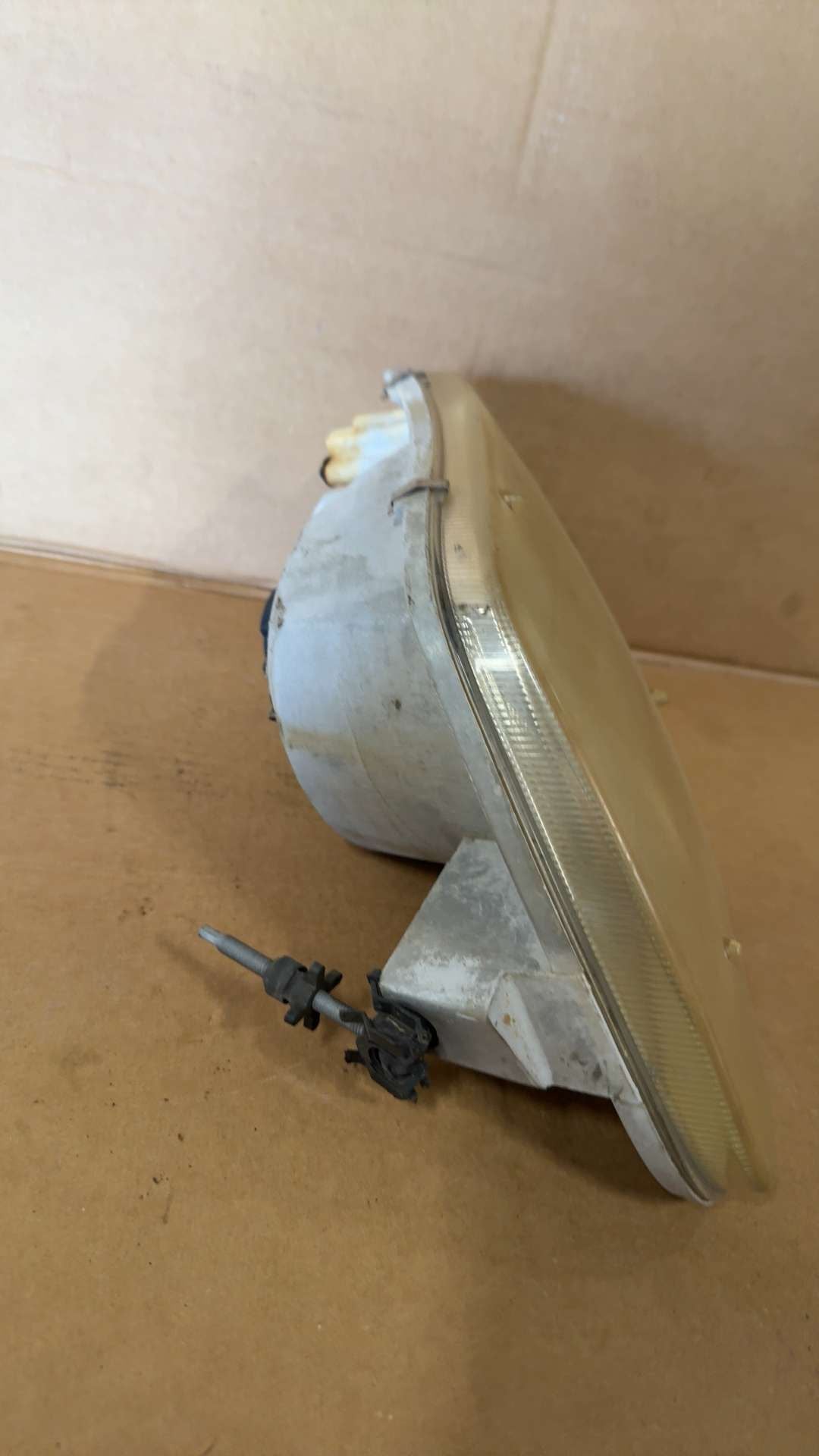 Headlight Assembly from a 2000 Ford Expedition, left side, photo 2