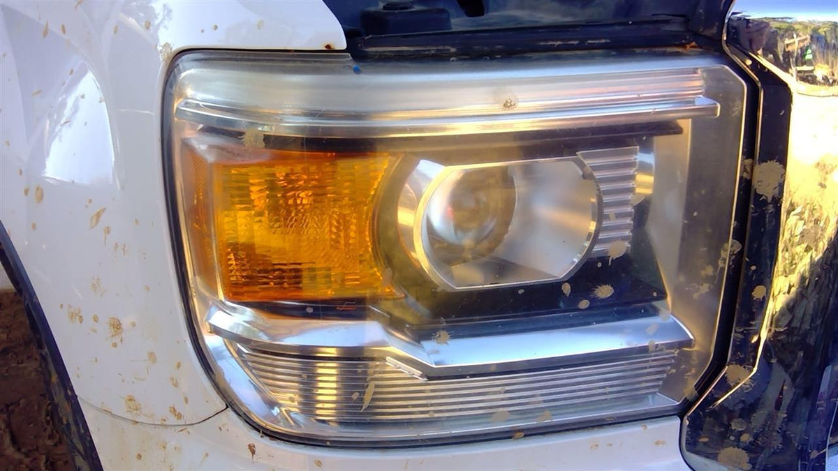 Headlight Assembly from a 2015 GMC Sierra 1500, right side, photo 1