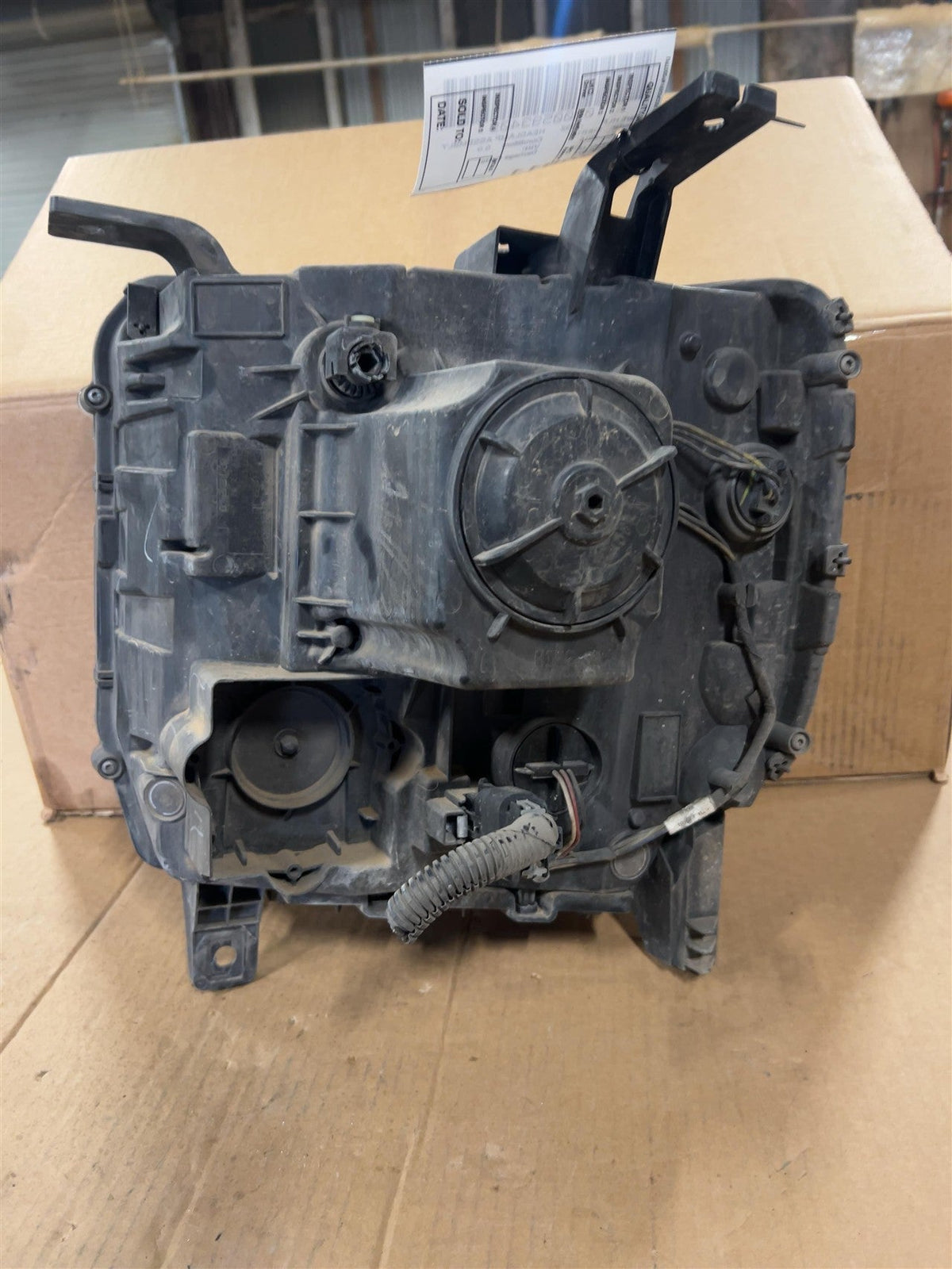 Headlight Assembly from a 2015 GMC Sierra 1500, right side, photo 3