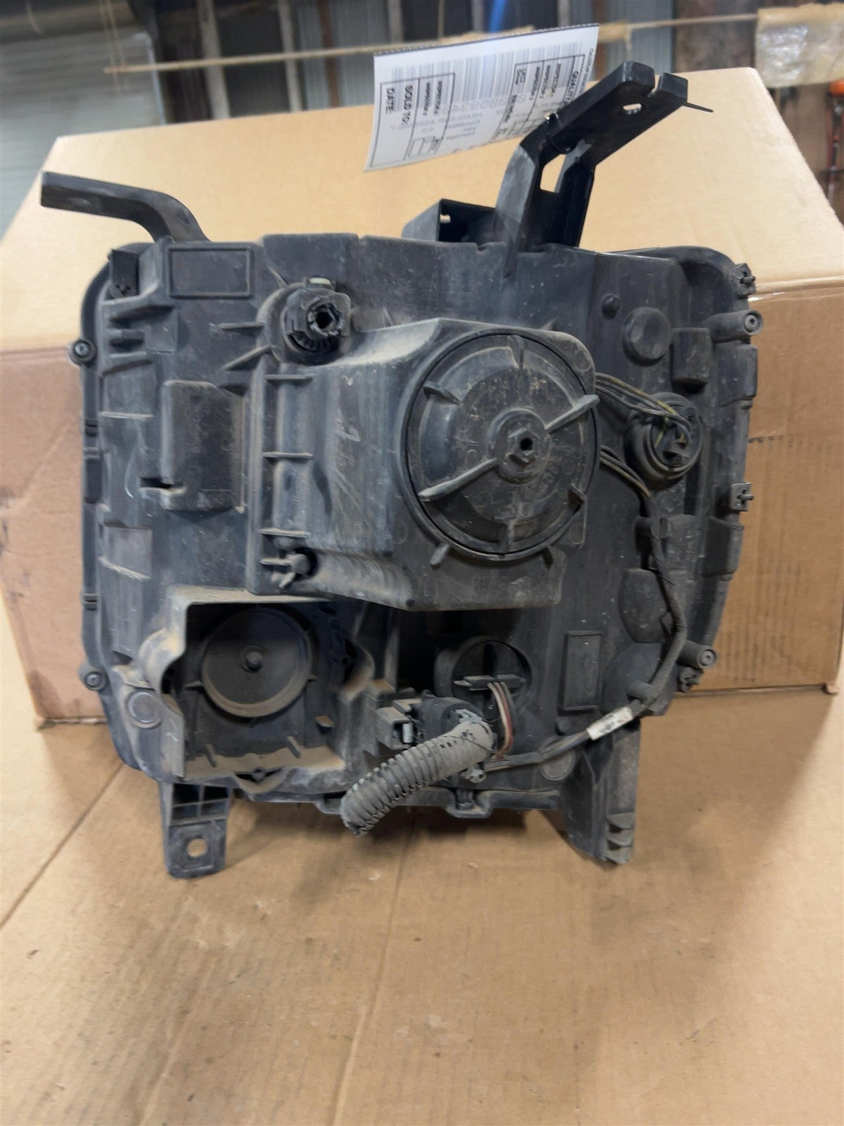 Headlight Assembly from a 2015 GMC Sierra 1500, right side, photo 4