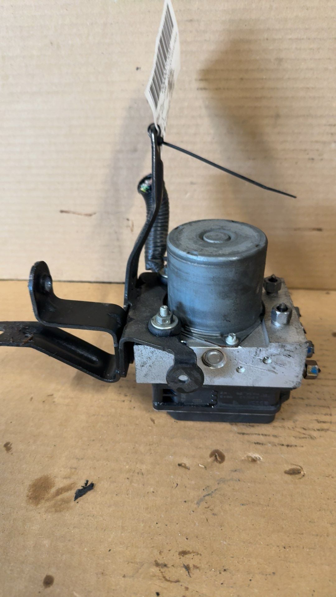 ABS Pump Module from a 2012 Jeep Liberty, photo 2