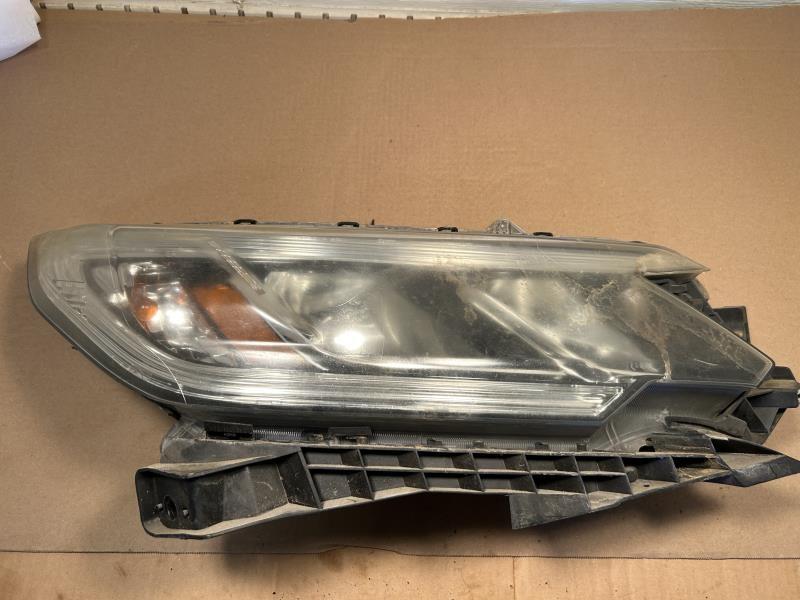 Headlight Assembly from a 2016 Honda CR-V, right side, photo 2