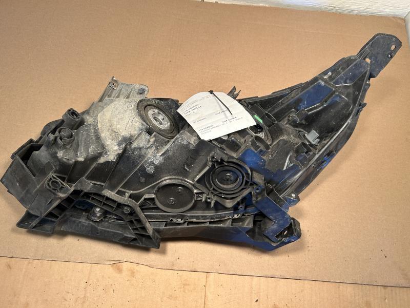 Headlight Assembly from a 2016 Honda CR-V, right side, photo 3