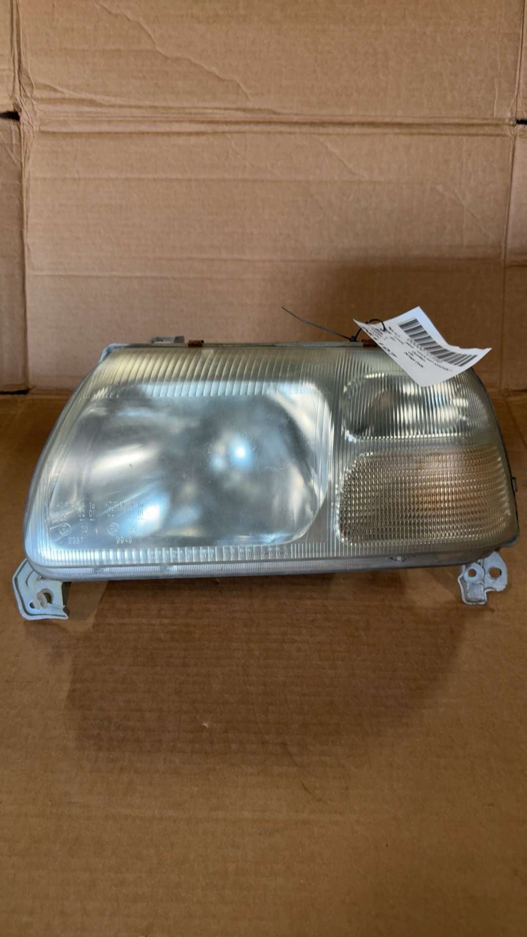 Headlight Assembly from a 2001 Suzuki Vitara, left side, photo 1