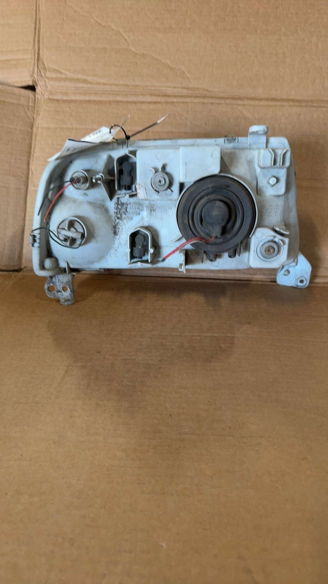 Headlight Assembly from a 2001 Suzuki Vitara, left side, photo 2