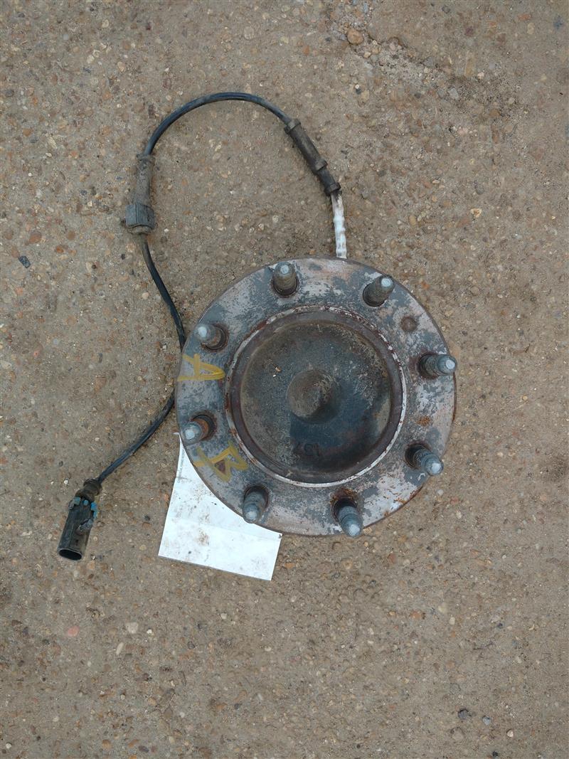 Wheel Hub from a 2002 GMC Sierra 2500, front, photo 1