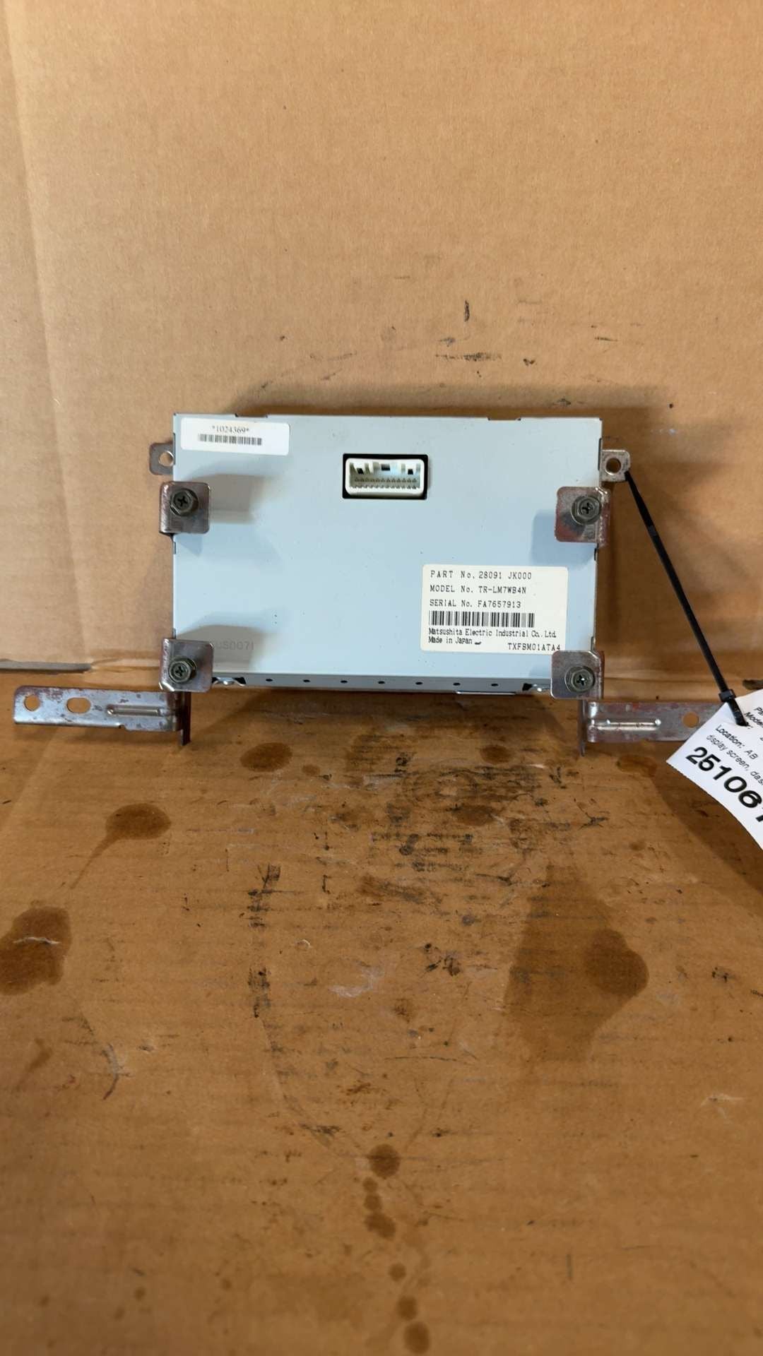 Info Display Screen from a 2009 Nissan Armada, photo 2