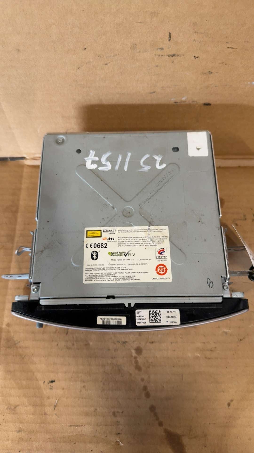 Navigation DVD Player from a 2011 Hyundai Genesis, photo 2