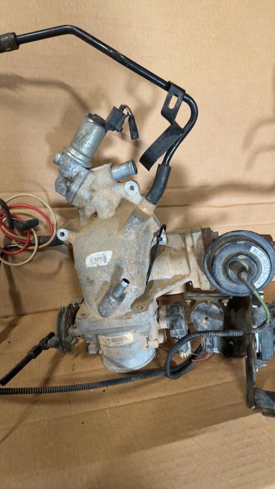 Intake Manifold from a 2000 Ford F-150, photo 3