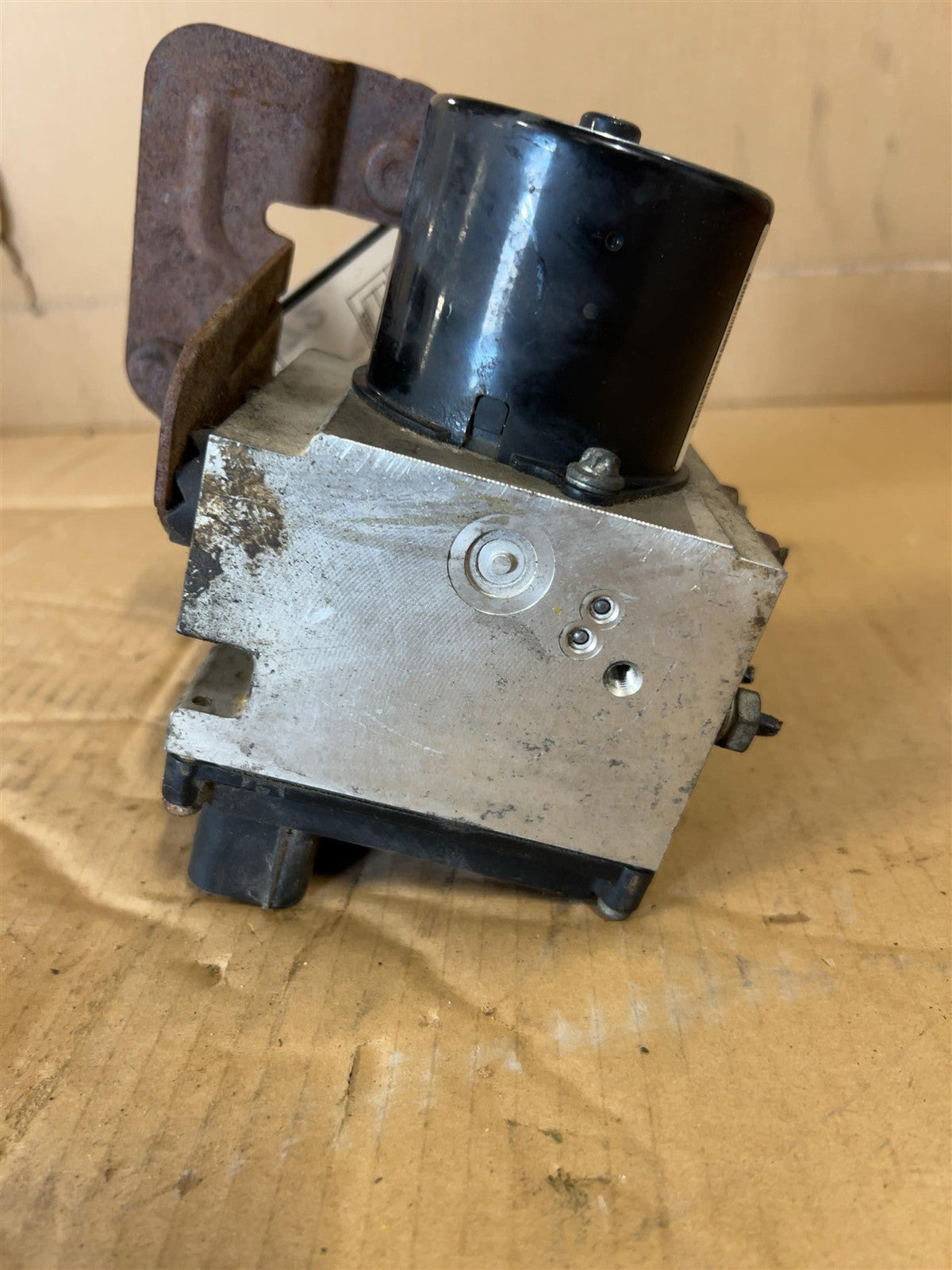 ABS Pump Module from a 2008 Chevrolet Malibu, photo 2