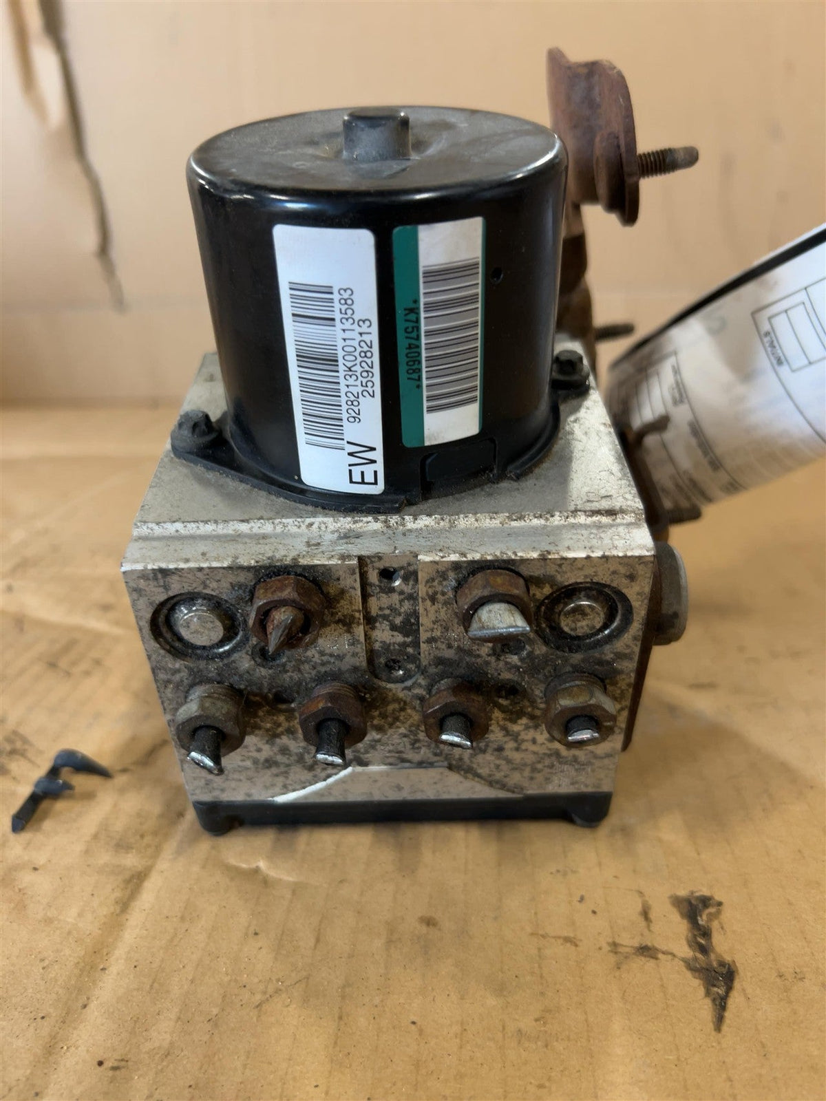 ABS Pump Module from a 2008 Chevrolet Malibu, photo 3