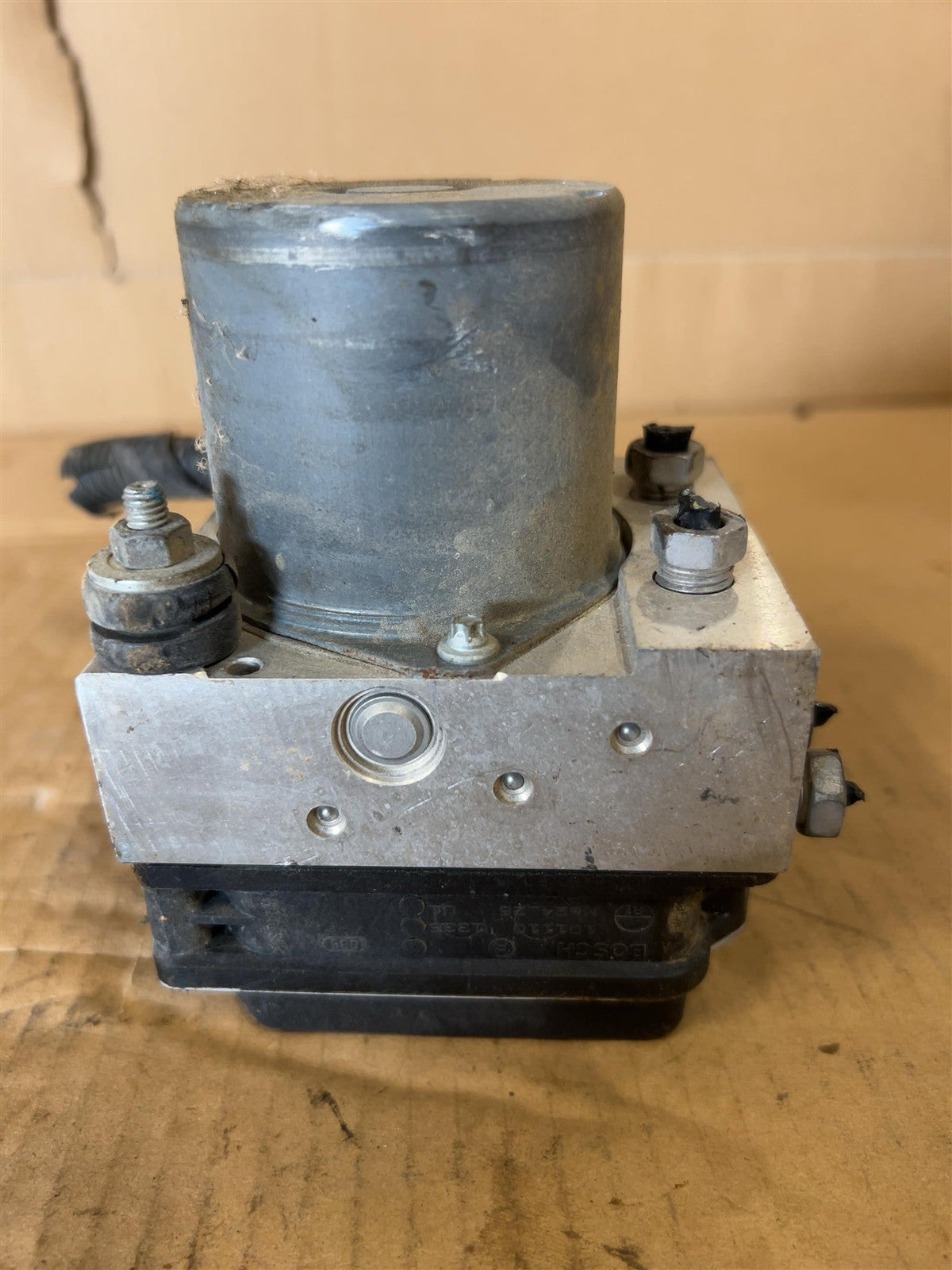 ABS Pump Module from a 2011 Chevrolet Camaro, photo 2
