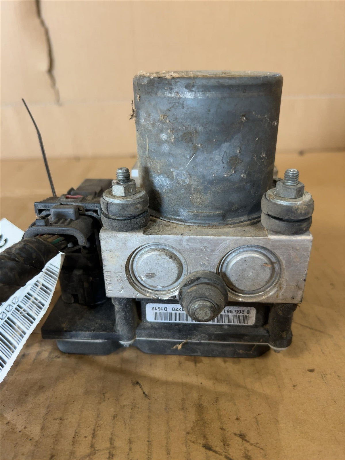 ABS Pump Module from a 2011 Chevrolet Camaro, photo 3