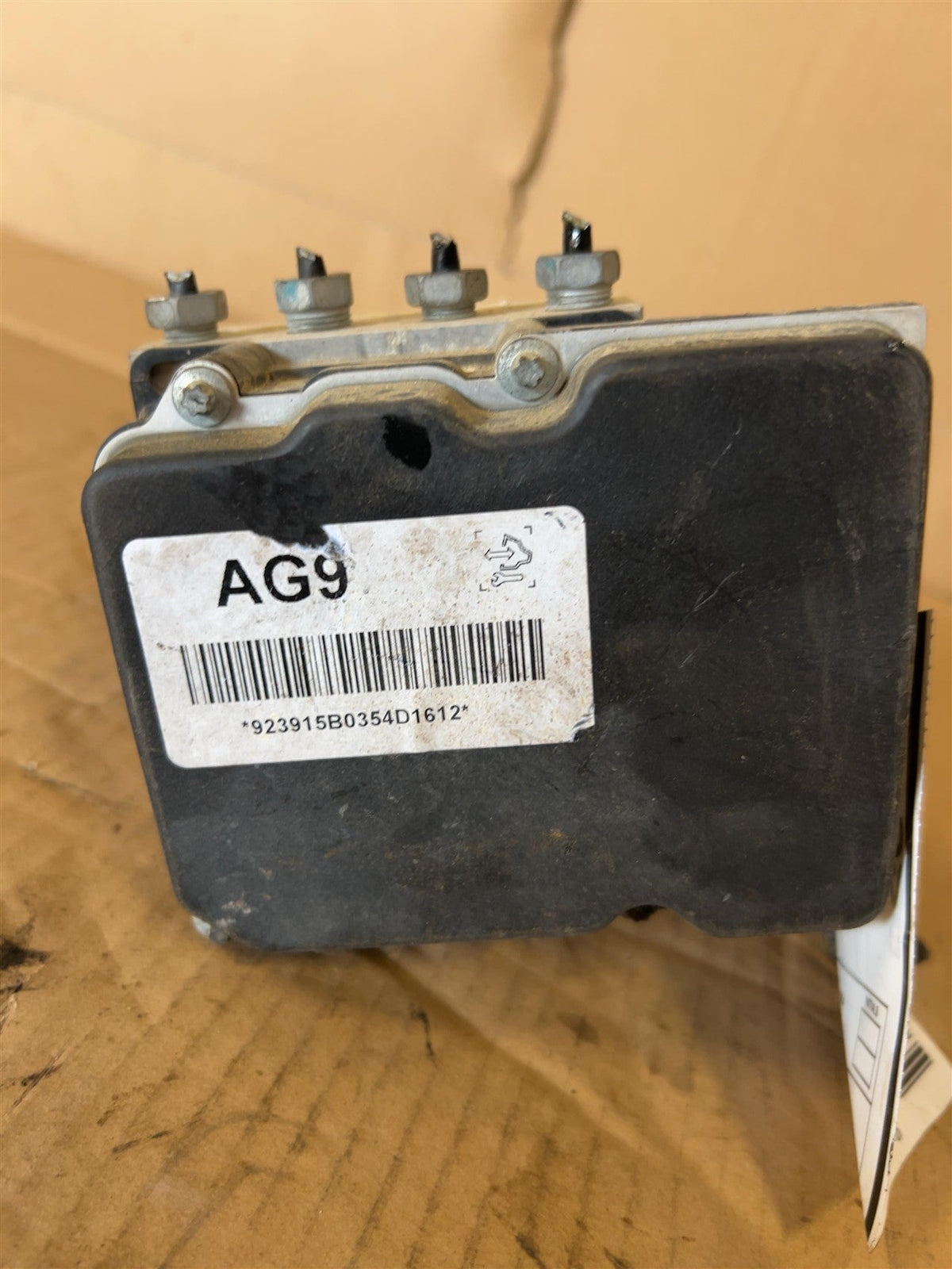 ABS Pump Module from a 2011 Chevrolet Camaro, photo 4