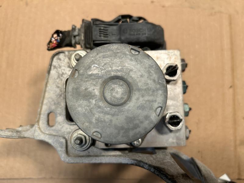 ABS Pump Module from a 2017 Chevrolet Malibu, photo 1