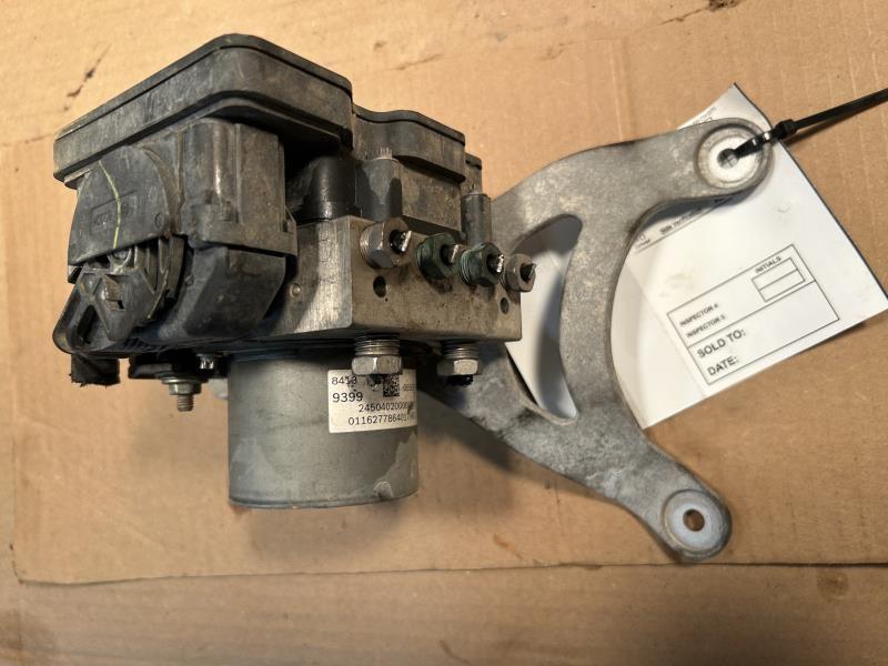 ABS Pump Module from a 2017 Chevrolet Malibu, photo 2