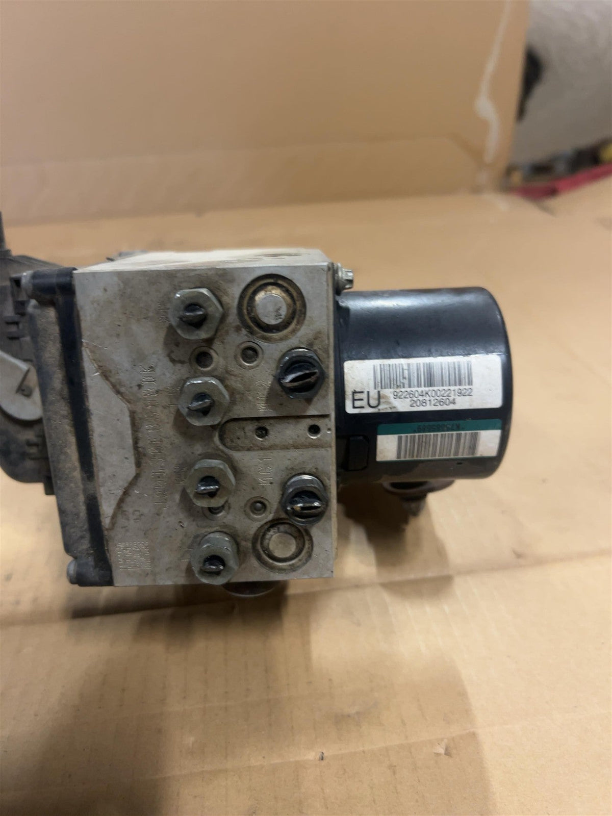 ABS Pump Module from a 2010 Chevrolet Malibu, photo 2