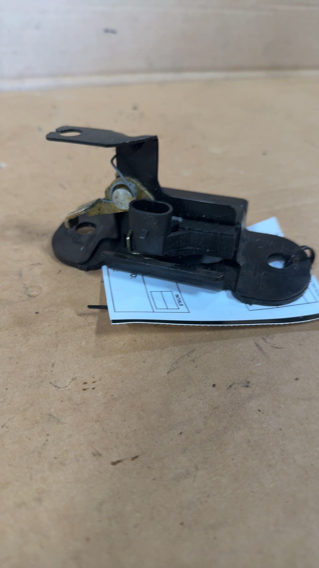 Liftgate Latch from a 2006 Chevrolet, photo 3