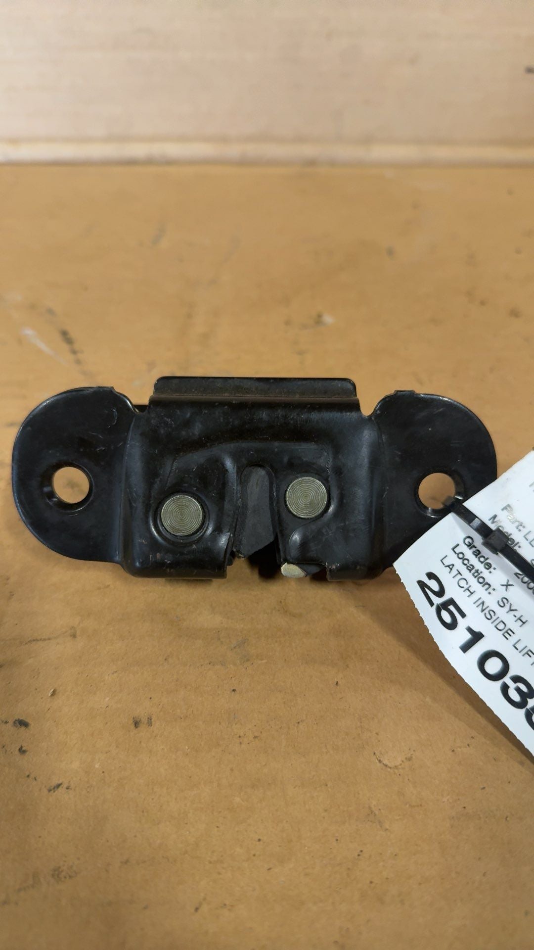 Liftgate Latch from a 2006 Chevrolet, photo 1