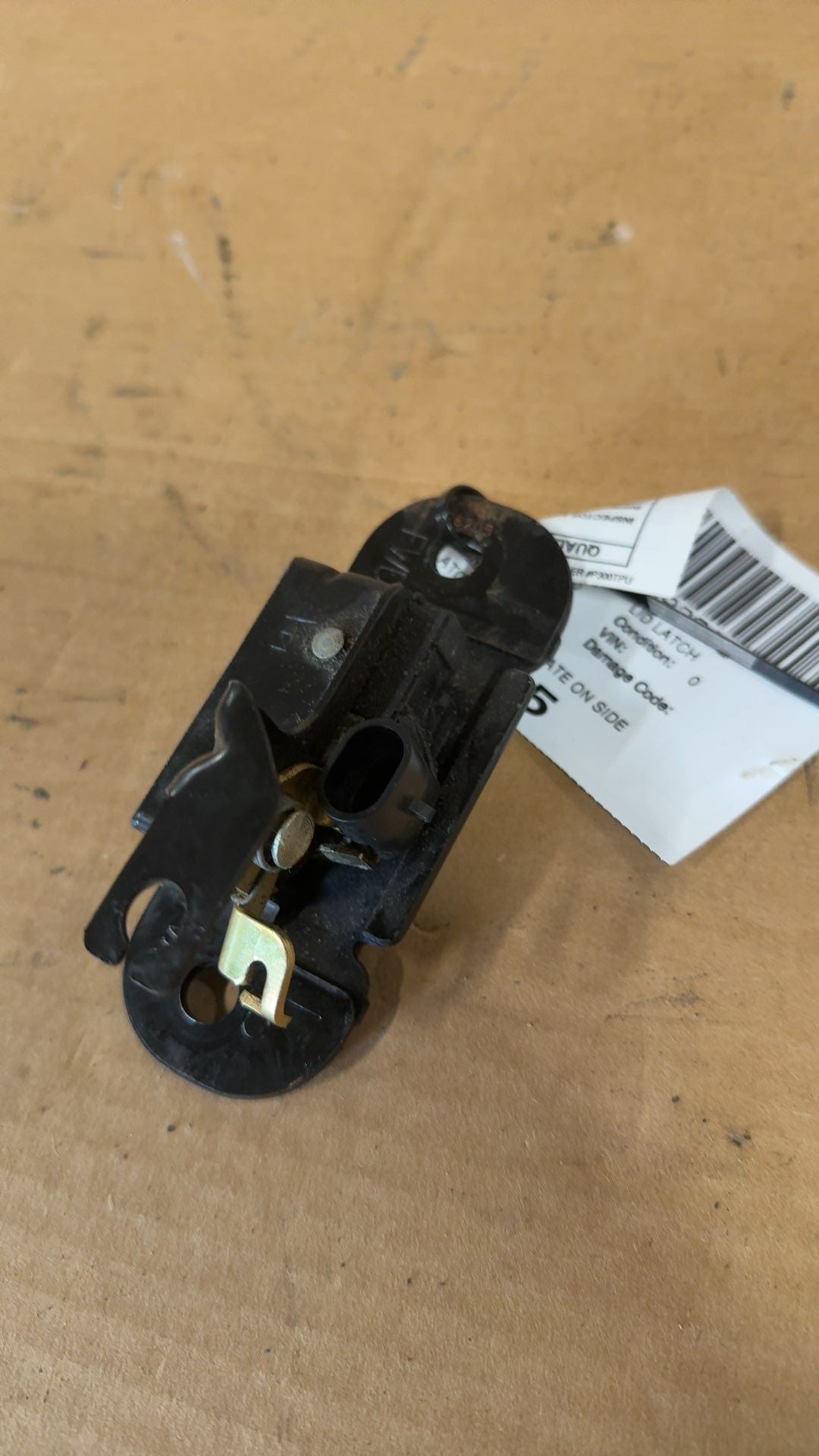 Liftgate Latch from a 2006 Chevrolet, photo 2